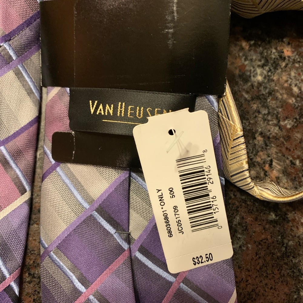 Van Heusen purple tie. Bold geometric pattern.